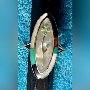 Estate Vintage Women’s Native American Zuni Oval Mother of Pearl Inlay Ring